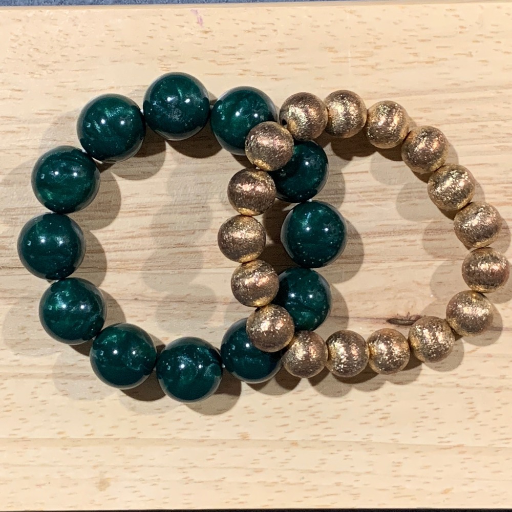 Lot of 2 Beaded Stretch Bracelets Emerald Green and Textured Gold Tone‎ Round